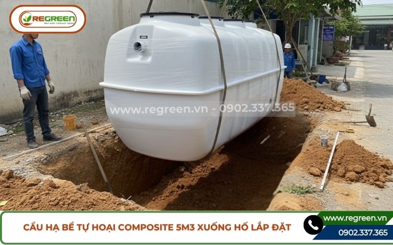 Kỹ sư Regreen Việt Nam cẩu hạ bể tự hoại composite 5m3 xuống hố.