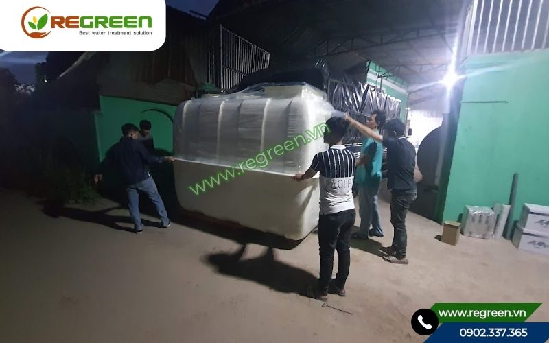 Vận chuyển bể phốt nhựa 1000l tới công trình.