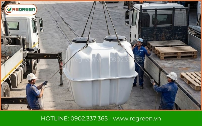 Xe nâng cẩu bể phốt nhựa 500l lên xe tải