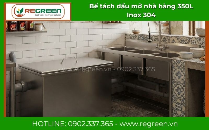 Bể tách dầu mỡ 350L đặt gọn gàng trong góc bếp công nghiệp