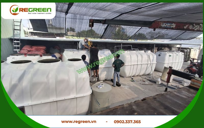 Thi công lắp đặt bể tự hoại composite tại công trình.