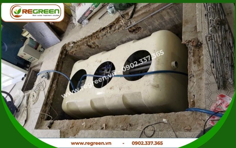 Kỹ sư tính toán dung tích bể xử lý nước thải sinh hoạt.