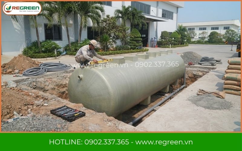 Lắp đặt đường ống hệ thống xử lý nước thải công nghiệp.
