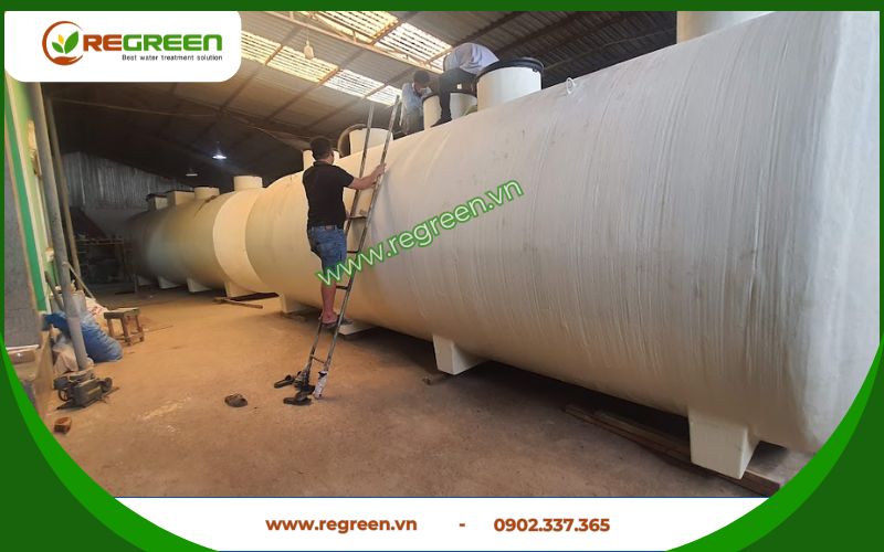 Kỹ thuật viên thi công hệ thống xử lý nước thải Quận 2.