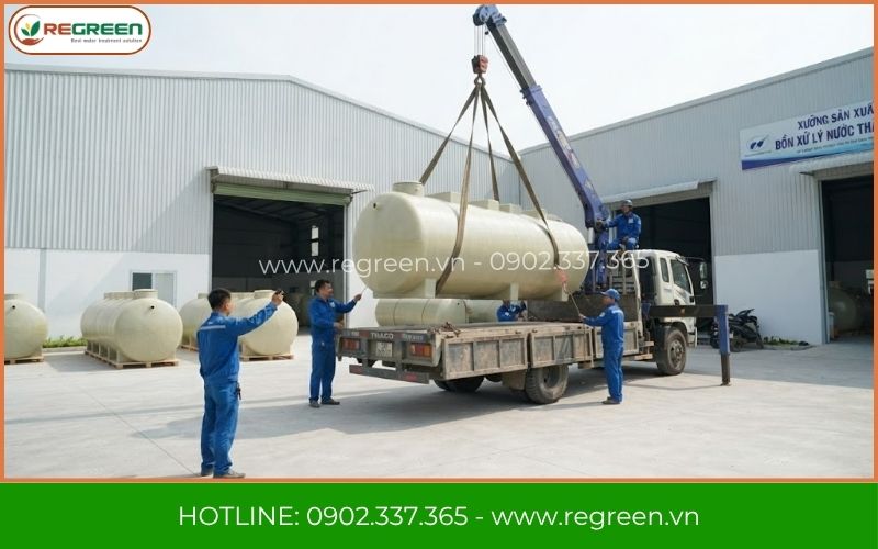 Vận chuyển bồn của công ty xử lý nước thải trường học