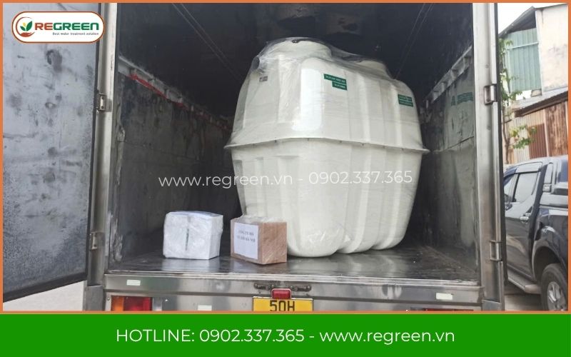 Xe tải chở hàng bàn giao đúng mức giá bể phốt nhựa 1000L đã chốt với khách.
