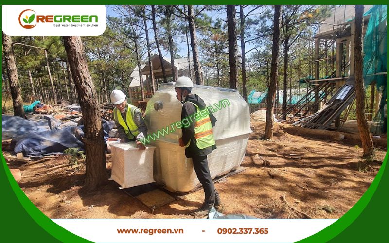 Kỹ thuật viên đang lắp đặt bể tự hoại composite 2m3.