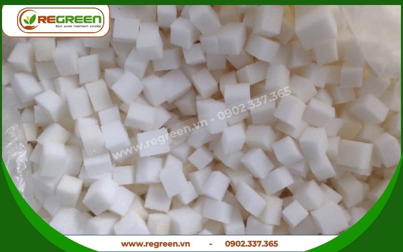 Giá thể vi sinh dạng mút xốp hình lập phương.