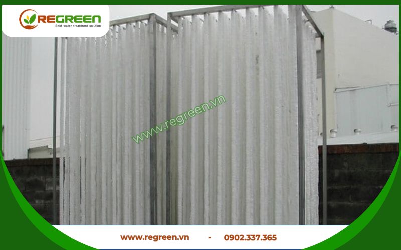 Giá thể vi sinh dạng sợi màu trắng làm từ nhựa nguyên sinh.