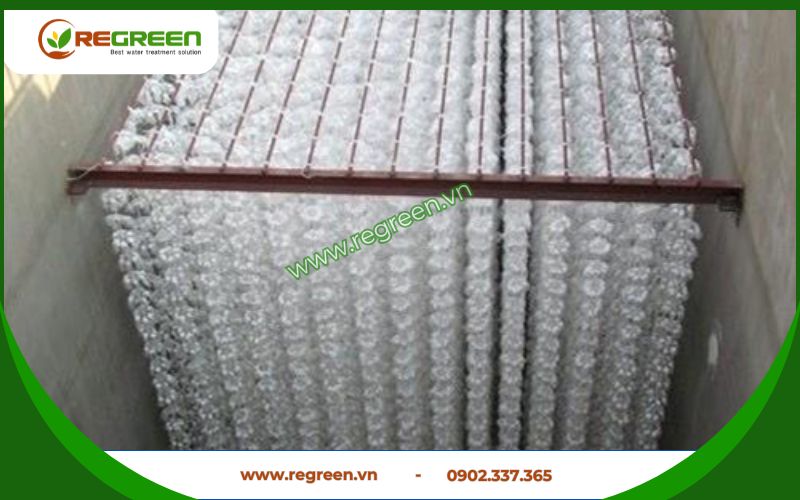 Cận cảnh cấu trúc của giá thể vi sinh dạng sợi.