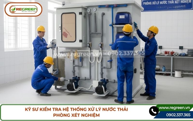 Kỹ sư kiểm tra hệ thống xử lý nước thải phòng xét nghiệm.