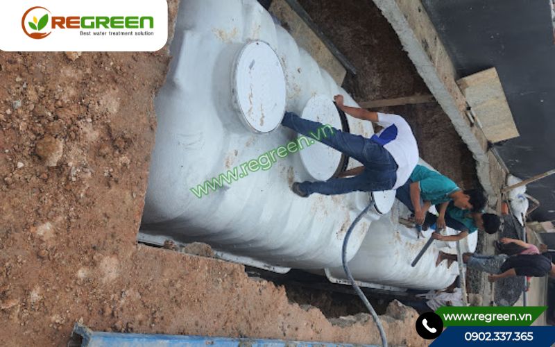 Đội ngũ kỹ thuật viên đang thi công lắp bể phốt nhựa.