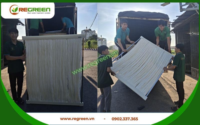 Đội ngũ kỹ thuật chuẩn bị lắp màng lọc sinh học MBR.