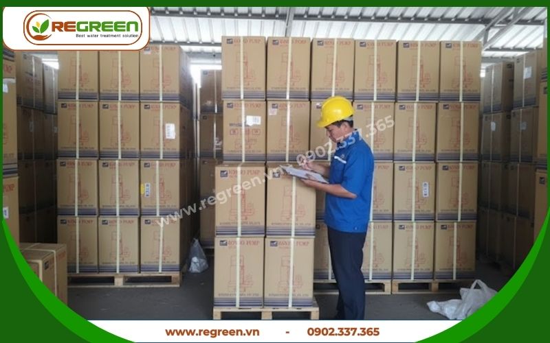 Nhân viên Regreen kiểm kê kho hàng máy bơm nước thải