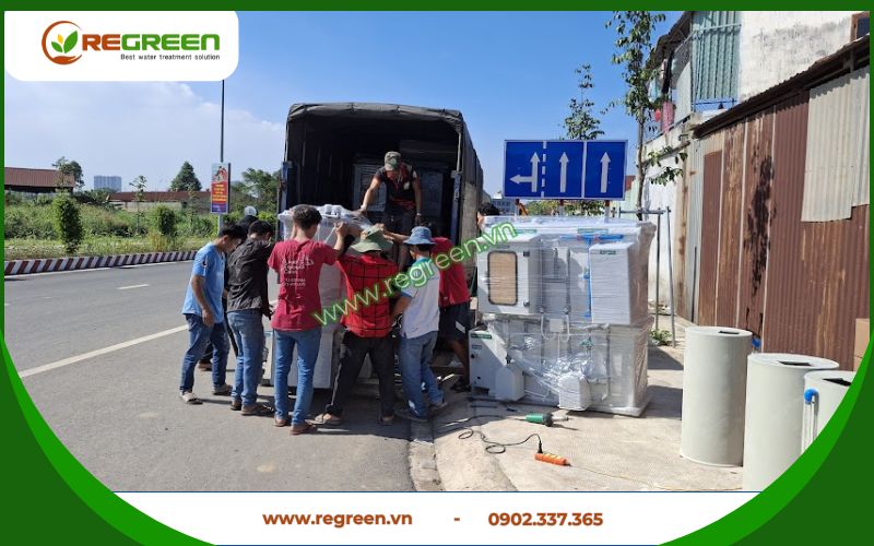 Đội ngũ Regreen lắp đặt máy xử lý nước thải y tế.