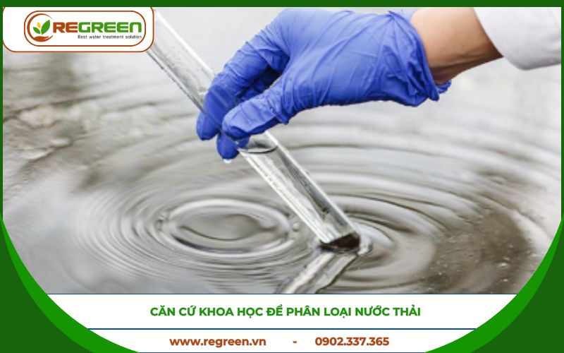 Kỹ sư lấy mẫu để phân loại nước thải.