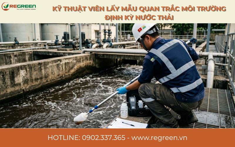 Kỹ thuật viên lấy mẫu quan trắc môi trường định kỳ nước thải