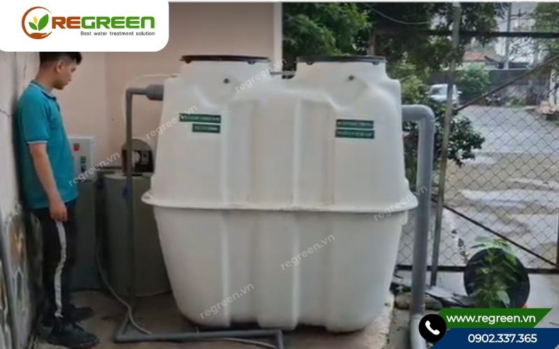 Kỹ thuật viên khởi động hệ thống xử lý nước thải sinh hoạt 1m3.