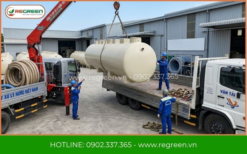 Cẩu module xử lý nước thải KCN Phú Mỹ lên xe.