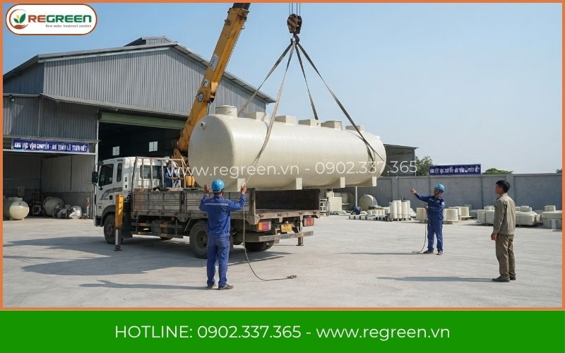 Xe cẩu hạ đặt bồn xử lý nước thải KCN Sóng Thần