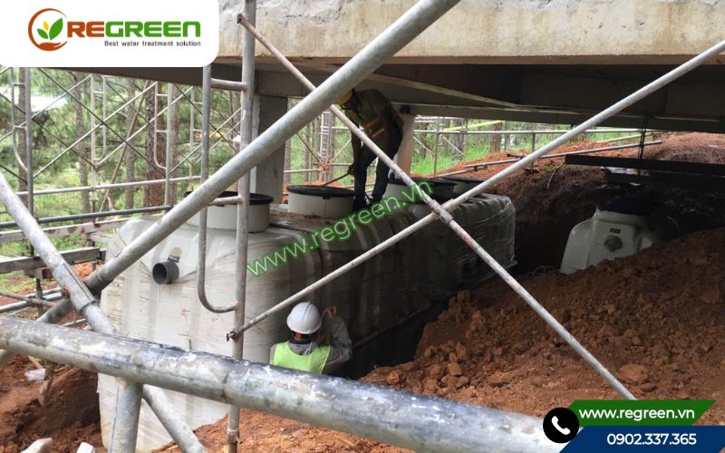 Kỹ sư Regreen thi công hệ thống xử lý nước thải khu nghỉ dưỡng.